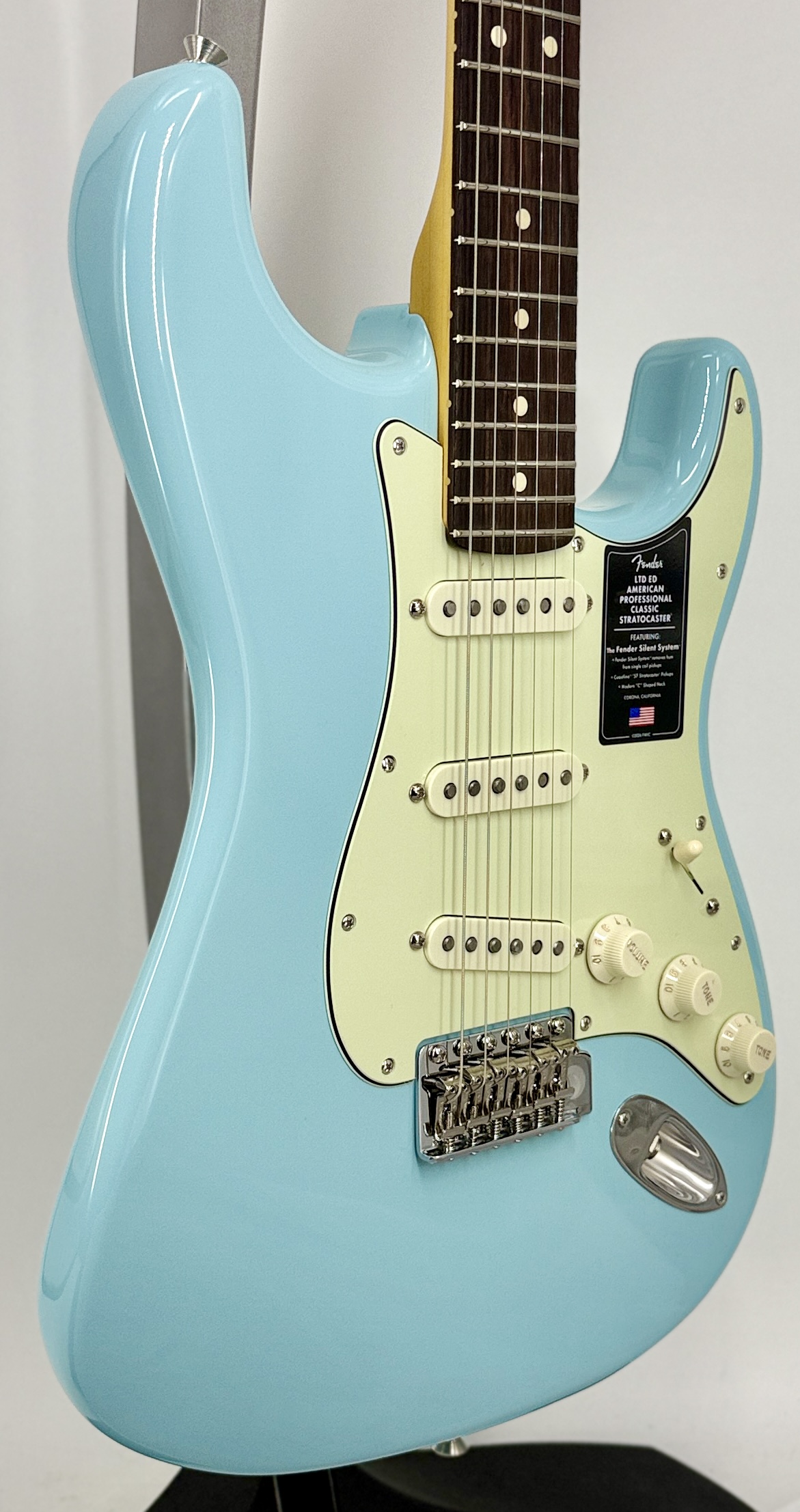Fender American Pro LTD Edition Strat-Alder, Rosewood-Daphne Blue Ser#: US26061829 - Image 3