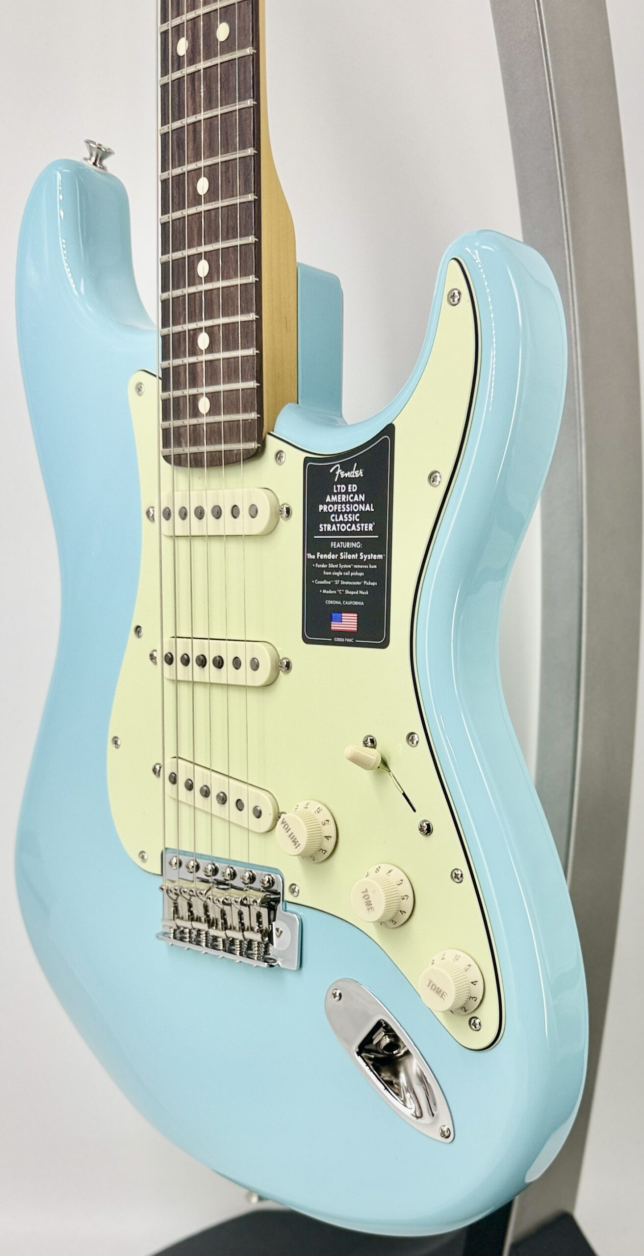 Fender American Pro LTD Edition Strat-Alder, Rosewood-Daphne Blue Ser#: US26061829 - Image 4
